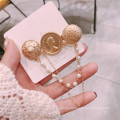 Euro American Alloy Pearl Chain Golden Brooch for Women Girl Coat Sweater Accessories Vintage Badge Fashion Jewelry Handmade